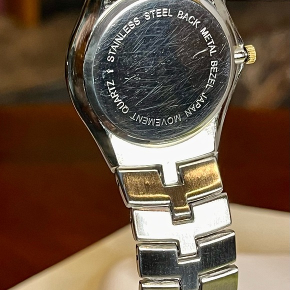 Vintage Avon Quartz Men’s Watch with Extra Links - Picture 4 of 5